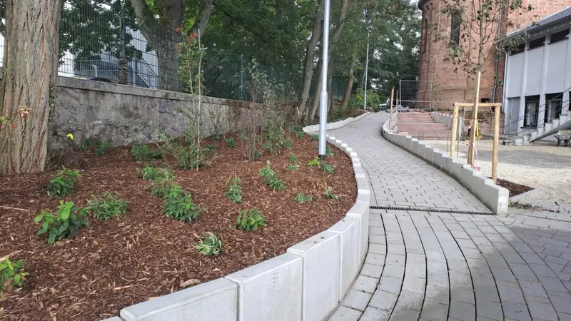 Kirchenvorplatz „Wingertsberg, Lorsch, Bild 5