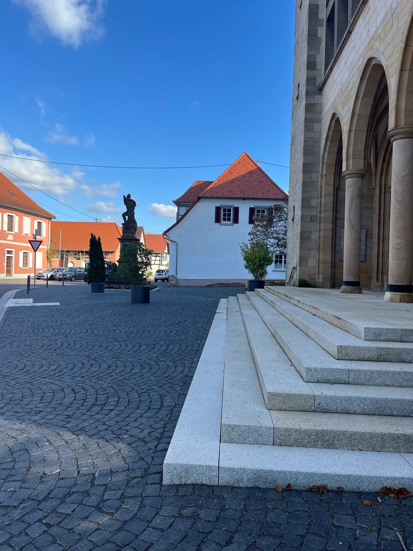 Kirchenvorplatz Neustadt-Geinsheim